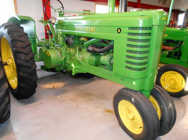 Veterantraktor - John Deere - A, 1946, 2 cyl, fotogen, 31 hk. Nya originaldäck, i övrigt helrenovera...